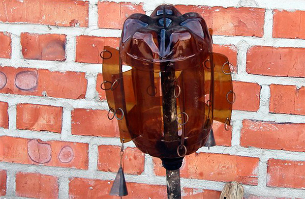 Un tel répulsif taupe fait maison peut être facilement amélioré en suspendant des objets qui font des bruits forts.