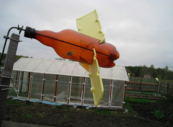 Un autre exemple de plaque tournante mole épouvantail fabriqué à partir d'une bouteille en plastique.