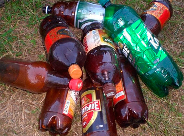 Les bouteilles en plastique disséminées dans le jardin peuvent également effrayer les animaux en raison de la morue émise lors des changements de température.