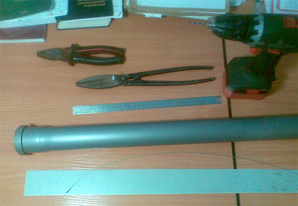 La photo montre les matériaux nécessaires à la fabrication d'une tête de taupe à partir d'un tuyau de vos propres mains.