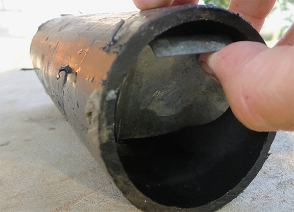 La porte du tuyau de récupération des taupes ne s'ouvre que de l'extérieur vers l'intérieur.