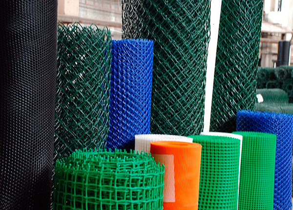 Pour protéger le chalet d’été des taupes autour du périmètre, vous pouvez utiliser à la fois des mailles métalliques et plastiques.