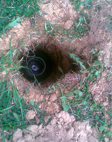 La boîte est installée dans un trou creusé