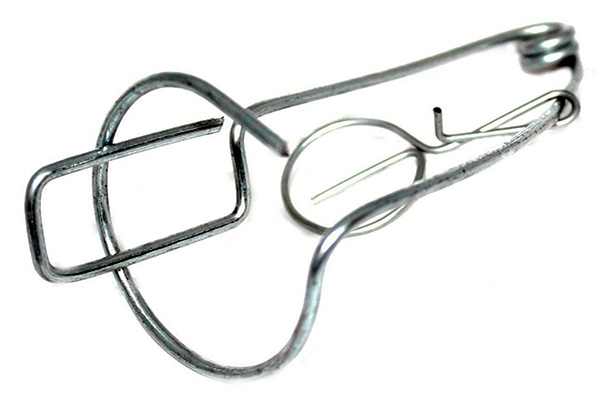 Piège à taupe fait sous la forme d'une boucle de fil.