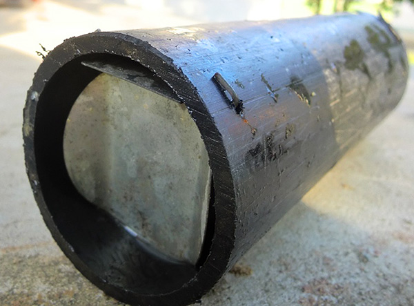 Capteur de taupes fait maison fabriqué à partir d'un morceau de tuyau en métal.