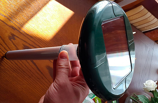 Un exemple d'un répulsif de taupe à l'énergie solaire.