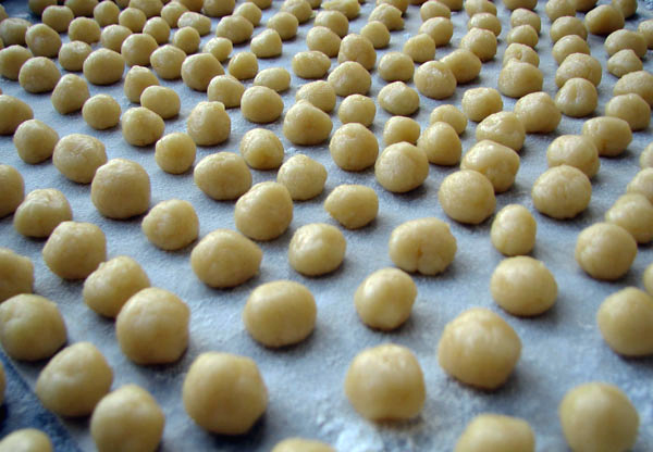 De telles boules de pâte additionnées d’huile essentielle odorante aident parfois vraiment à chasser les taupes de la parcelle de jardin.