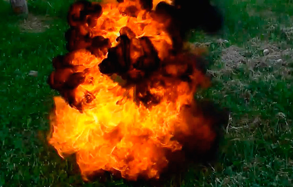 Brûler le mélange acétylène-air qui remplit les passages souterrains des animaux est loin d’être la meilleure option pour combattre les taupes.