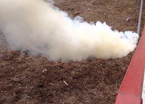 Parfois, ils essaient d'utiliser des bombes fumigènes pour chasser les taupes hors du site ...