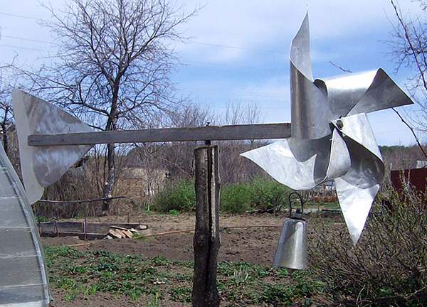 Girouette pour effrayer les taupes