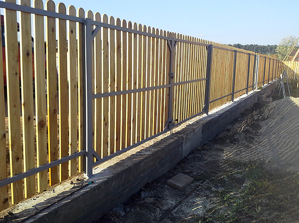 L'installation d'une clôture avec une fondation profonde est un moyen fiable mais coûteux de protéger le site des taupes.