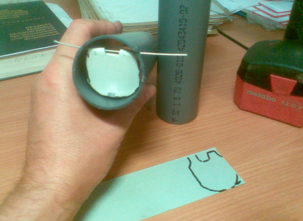 La trappe peut être ovale, puis un arrêt supplémentaire sera nécessaire pour bloquer son ouverture.