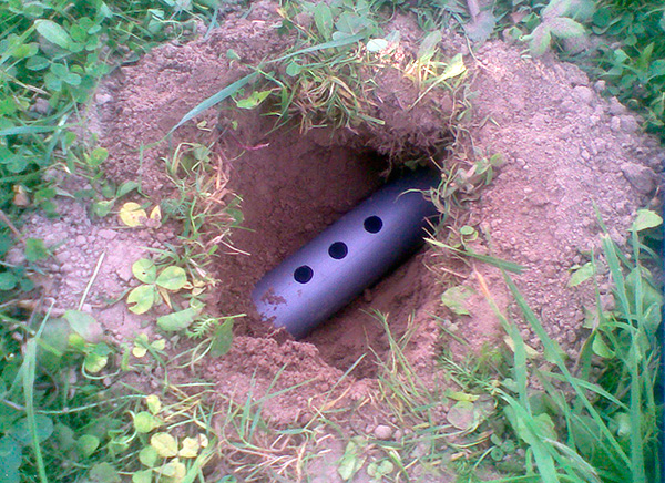 Tuyau à tête de taupe fait maison avec plusieurs trous d'inspection sur le dessus.