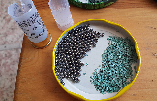 Les jardiniers particulièrement sophistiqués détruisent les taupes à l'aide de coups de feu faits maison tirant sur les taupes avec des coups lorsque le détecteur de mouvement est activé.