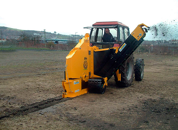 Une contribution importante au coût de la clôture du site avec le maillage provient de travaux auxiliaires (la photo montre le travail d'une trancheuse).