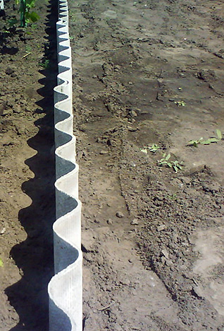 L'ardoise est instillée verticalement autour du périmètre de la parcelle jusqu'à une profondeur d'environ 80 cm.