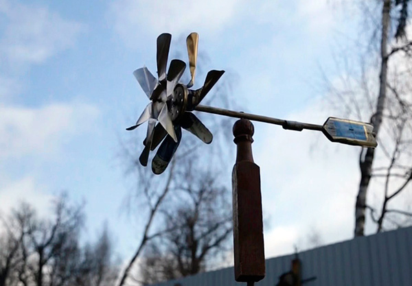 Cette conception dans le vent crée un son qui fait fuir les taupes du site.