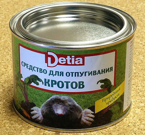 Le remède allemand contre les taupes Detia (boules à l'odeur de lavande).