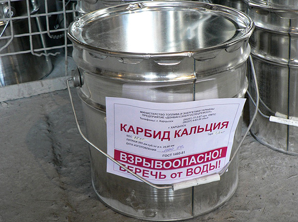 Ils essaient souvent de faire fuir les taupes de leur chalet d’été avec du carbure - il est important de respecter les règles de sécurité.