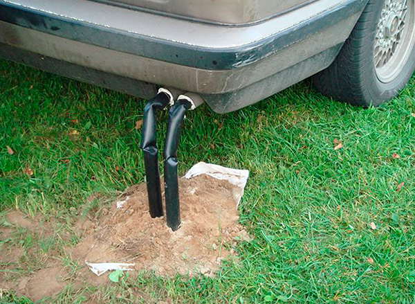 La photo montre un exemple de remplissage de trous de ver avec des gaz d'échappement de voiture.