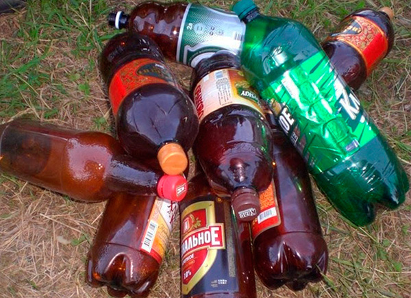 Parfois, ils essaient de faire fuir les parasites à l'aide de bouteilles en plastique fermées, qui craquent lorsque la température change.