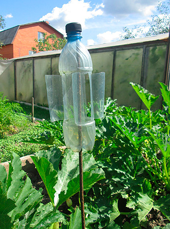 Roulette maison pour effrayer les taupes dans le jardin.