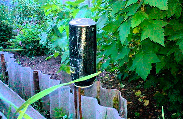 Parfois, des canettes en aluminium ordinaires montées sur des raccords sont utilisées comme répulsifs.