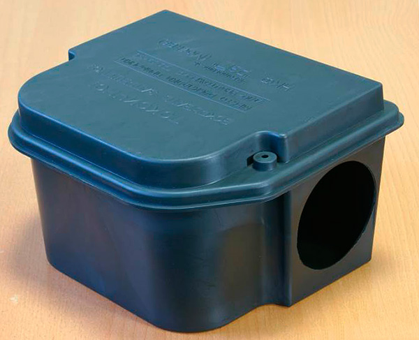 Les stations d'appât pour rats vous permettent de placer du poison ou un piège dans le poulailler sans craindre de nuire aux poulets.