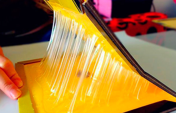 Si un rat ou une souris pénètre dans une masse si collante, il sera très difficile pour l'animal d'en sortir ...