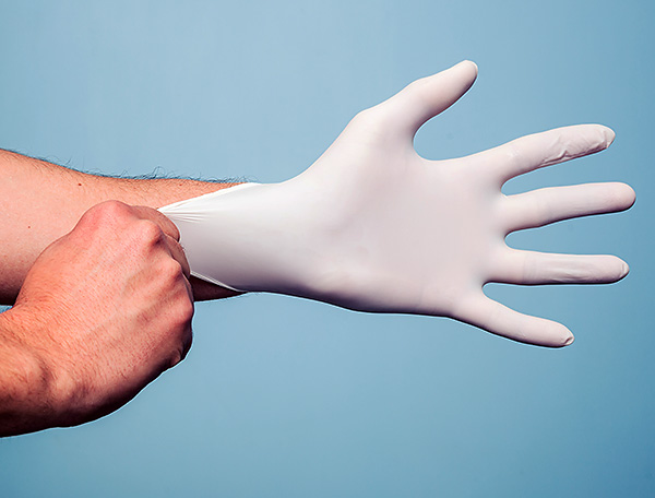 Les gants en caoutchouc jetables sont indispensables lorsque vous travaillez avec du poison pour rat.