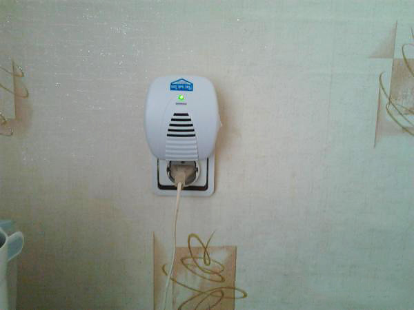 Le répulsif à ultrasons n'a pas de cordon d'alimentation et se branche directement dans une prise murale.