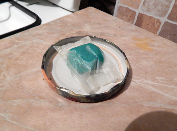 Pour combattre les souris, il est préférable de disposer une briquette de poison sur un substrat et, dans le cas des rats, deux.