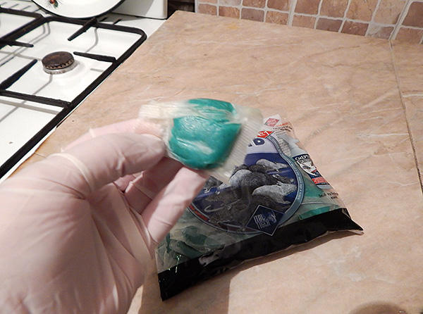 Pour que les briquettes ne dégagent pas une odeur humaine qui repousse les rongeurs, vous ne devez pas les toucher à mains nues ...