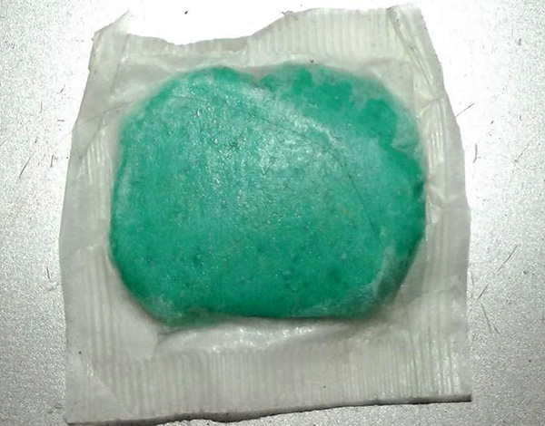 La plupart des poisons pour rats, fabriqués industriellement, sont produits sous forme de briquettes de pâte, qui ont une consistance optimale et qui conviennent au placement dans les endroits les plus inaccessibles.