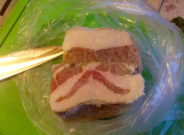 Un morceau de saindoux frit dégage un arôme qui peut attirer non seulement les rats, mais aussi les souris.