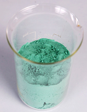 Avec l’aide de poisons en poudre, vous pouvez préparer vous-même un appât empoisonné en l’ajoutant à un produit alimentaire, mais il faut faire attention aux risques de pénétration de la poudre dans les voies respiratoires.