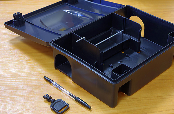 Les postes d'appâts vous permettent d'organiser la disposition du poison provenant des rongeurs de manière à protéger les enfants et les animaux domestiques du contact avec le poison.