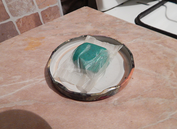 La photo montre un exemple de poison pour les rongeurs sous la forme d'une briquette de pâte molle.