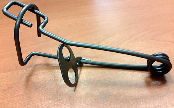 Le piège à taupes en fil métallique est le type de piège le plus simple. Il vous permet de capturer efficacement les taupes sur un site sans coûts financiers importants.