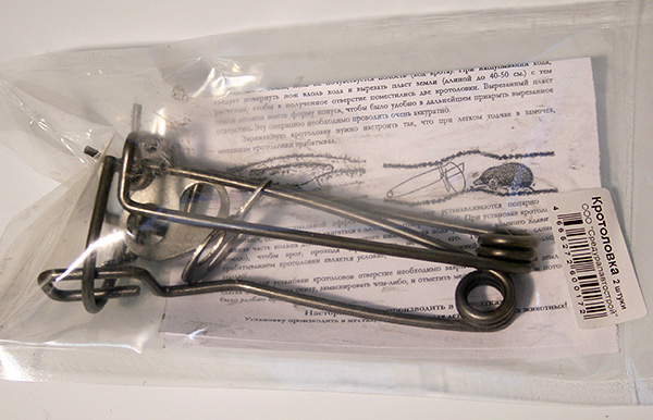 Il est conseillé d'installer immédiatement deux de ces pièges dans le parcours des taupes, en les orientant dans des directions opposées.