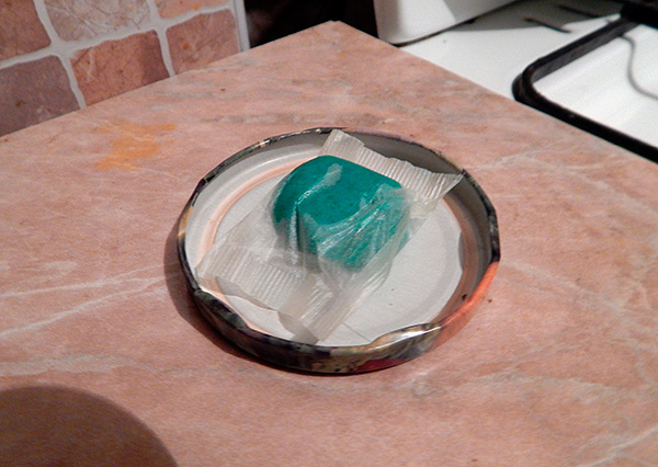 Tant que les ravageurs continuent de manger le poison, il doit être planté régulièrement.