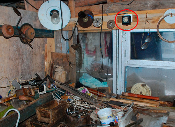 Le répulsif est fixé au mur de la pièce.