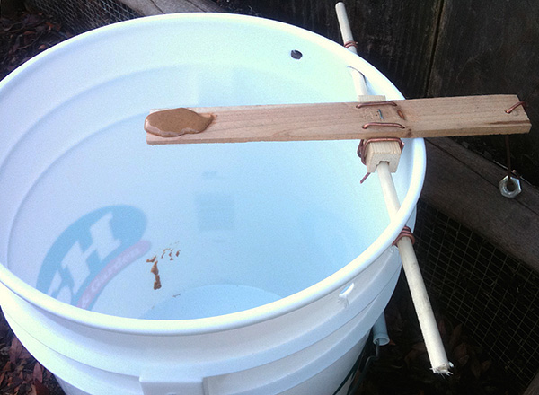 Piège à rats maison simple avec un pont basculant.