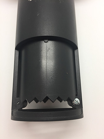 Un grand espace reste entre le support de choc et le fond du piège.