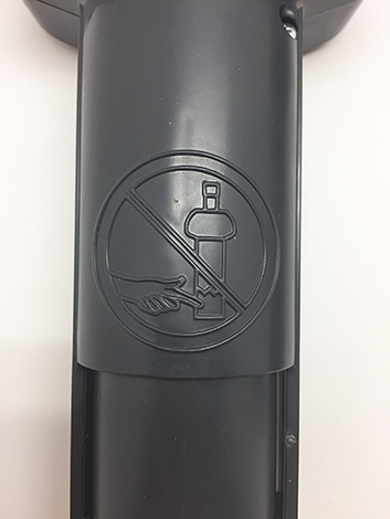 Dans un piège suisse, l'icône d'avertissement est gravée sur un boîtier en plastique.