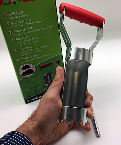 Un tel dispositif coupe rapidement et facilement un trou pour l'installation d'un piège à taupes.